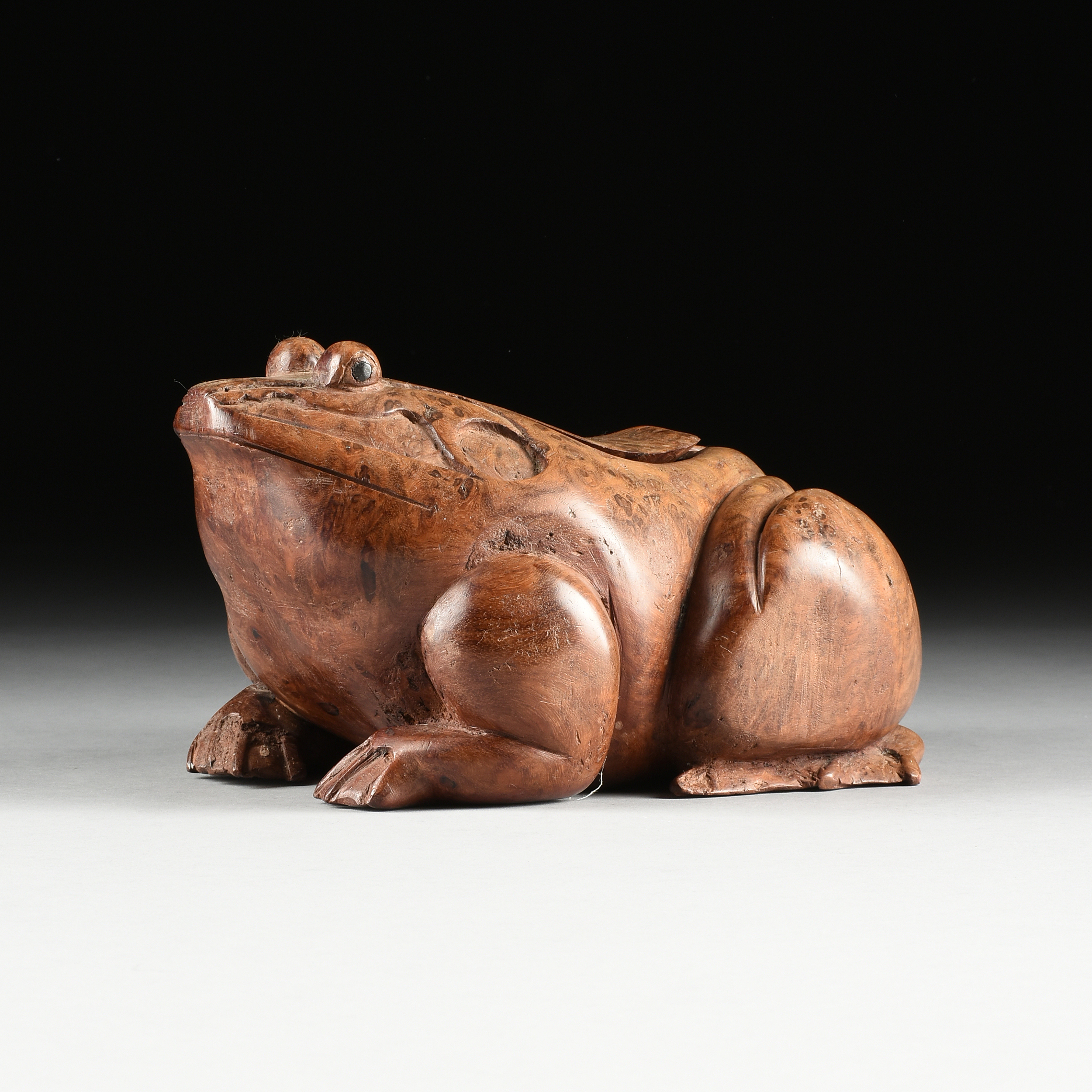 A SOUTH EAST ASIAN CARVED BURL WOOD FROG FORM BOX, POSSIBLY INDONESIAN/VIETNAMESE, 20TH CENTURY,