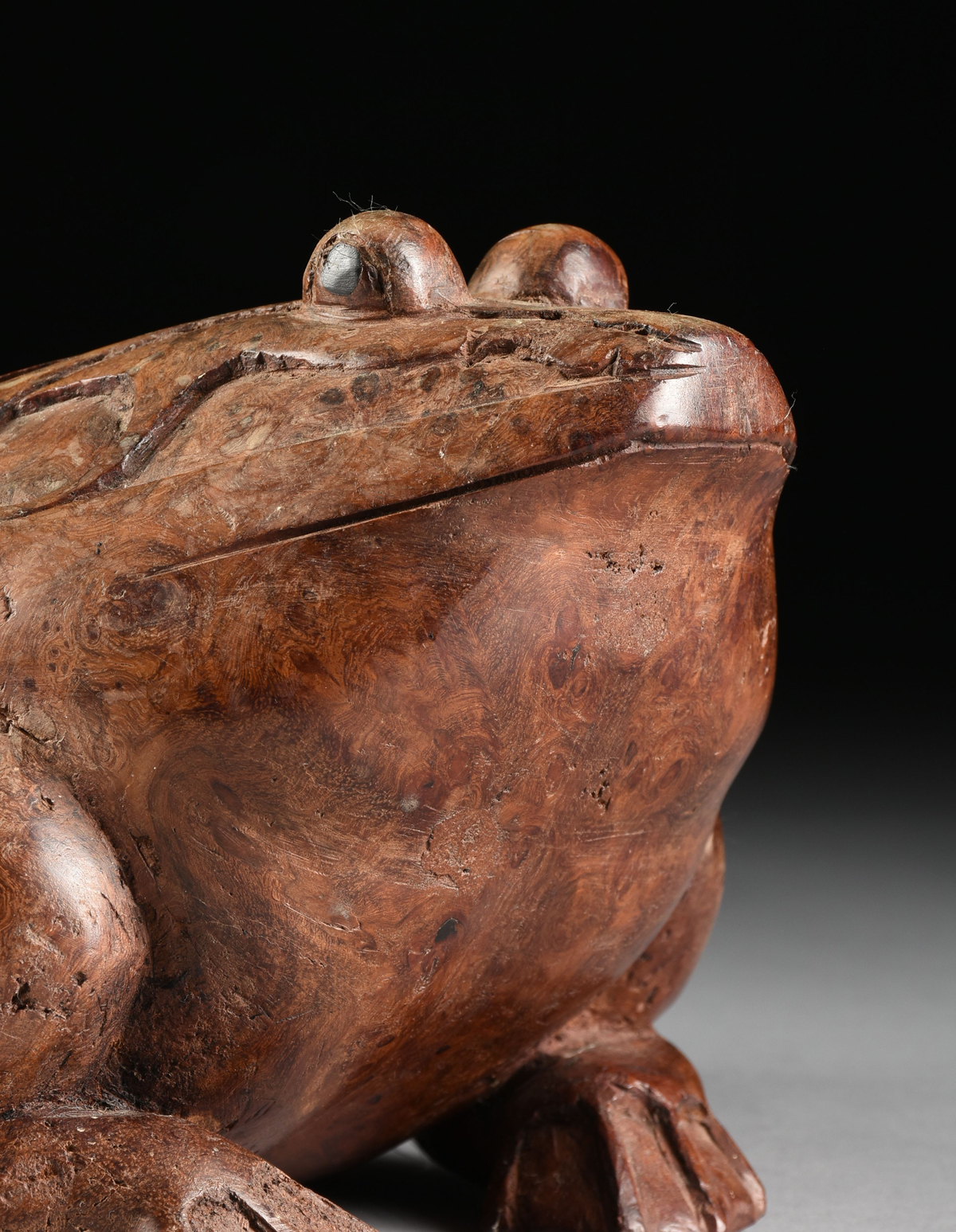 A SOUTH EAST ASIAN CARVED BURL WOOD FROG FORM BOX, POSSIBLY INDONESIAN/VIETNAMESE, 20TH CENTURY, - Image 3 of 10