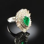 A PLATINUM, 14K WHITE GOLD, EMERALD, AND DIAMOND LADY'S RING, the mounting set with one pear