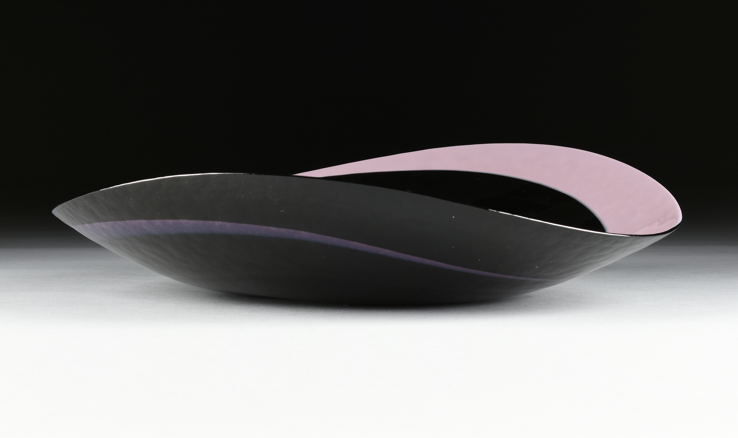 A MURANO SWIRLED PURPLE AND BLACK ART GLASS GLASS CENTER BOWL, GUIDO FERRO, ITALIAN, CIRCA 1980, the - Image 5 of 6