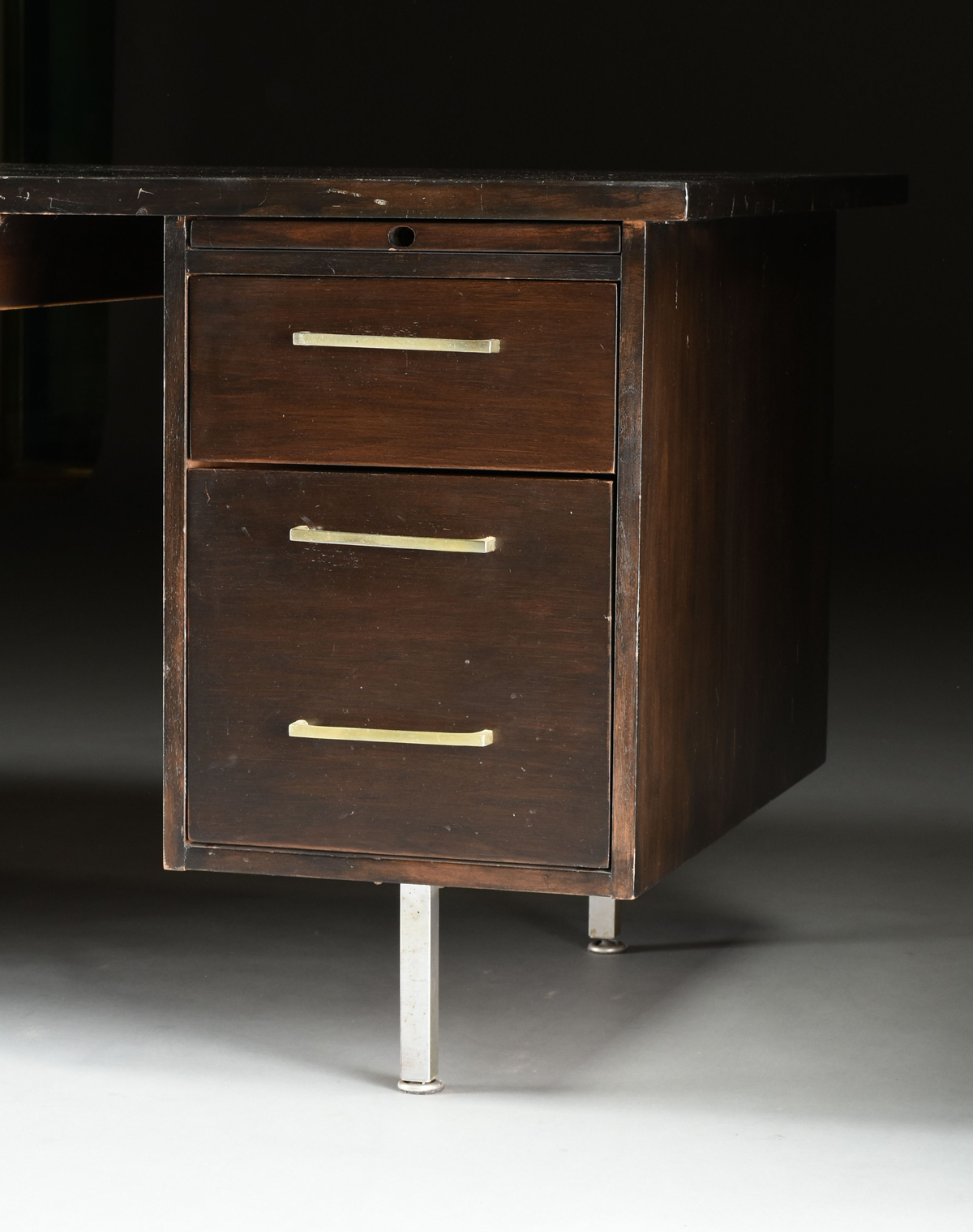 A MODERNIST BLACK STAINED WOOD AND STEEL OFFICE DESK, LAST QUARTER 20TH CENTURY, the rectangular top - Image 4 of 8