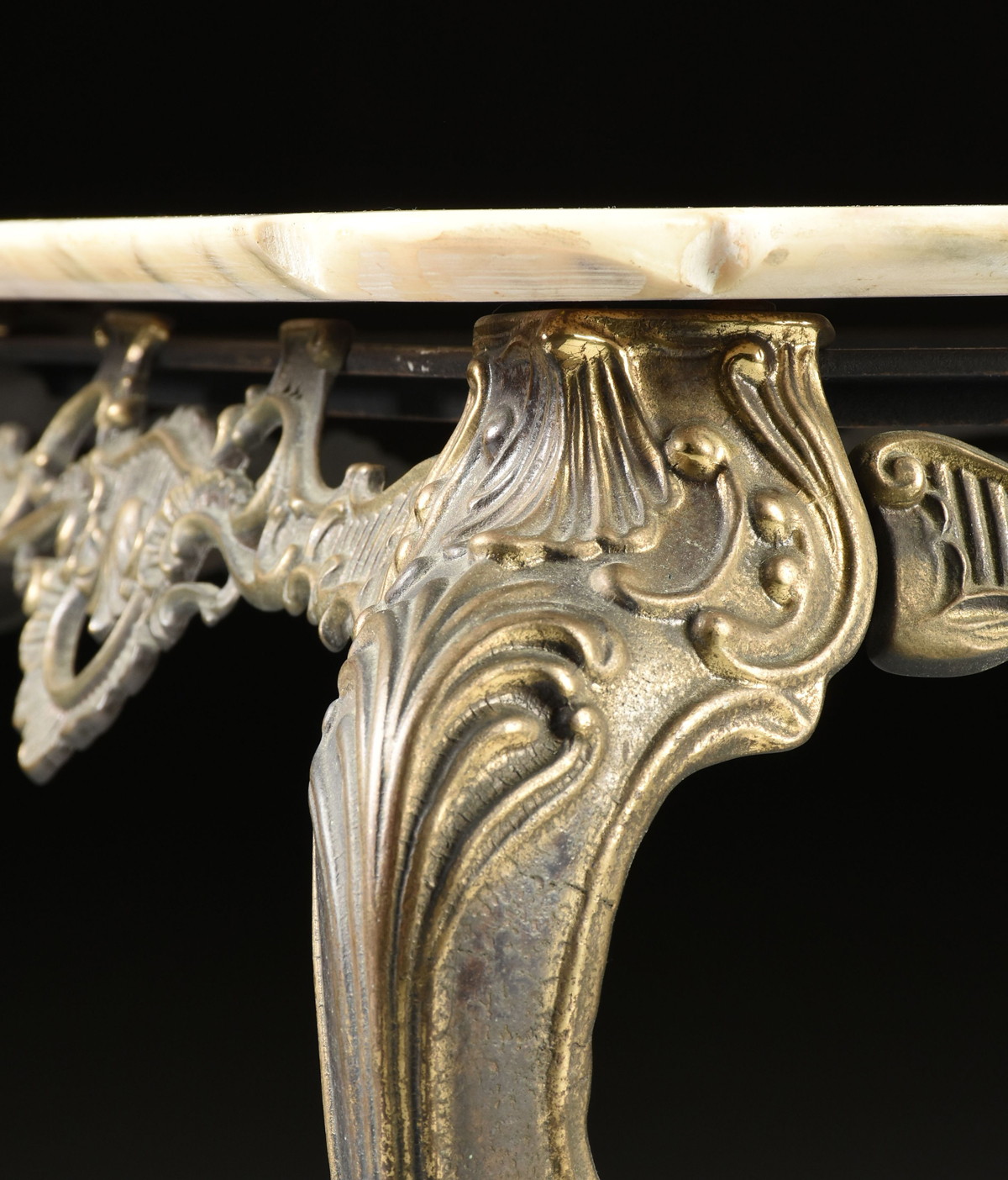 A ROCOCO REVIVAL MARBLE TOP GILT BRASS COFFEE TABLE, EARLY/MID 20TH CENTURY, the serpentine edge - Image 8 of 9