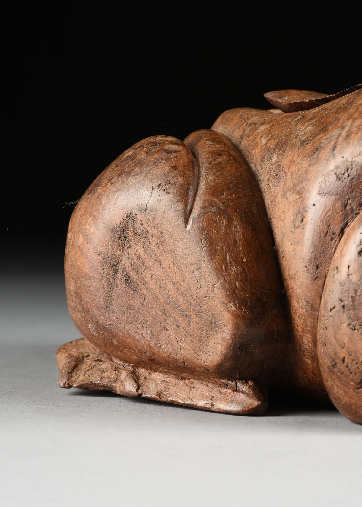 A SOUTH EAST ASIAN CARVED BURL WOOD FROG FORM BOX, POSSIBLY INDONESIAN/VIETNAMESE, 20TH CENTURY, - Image 4 of 10