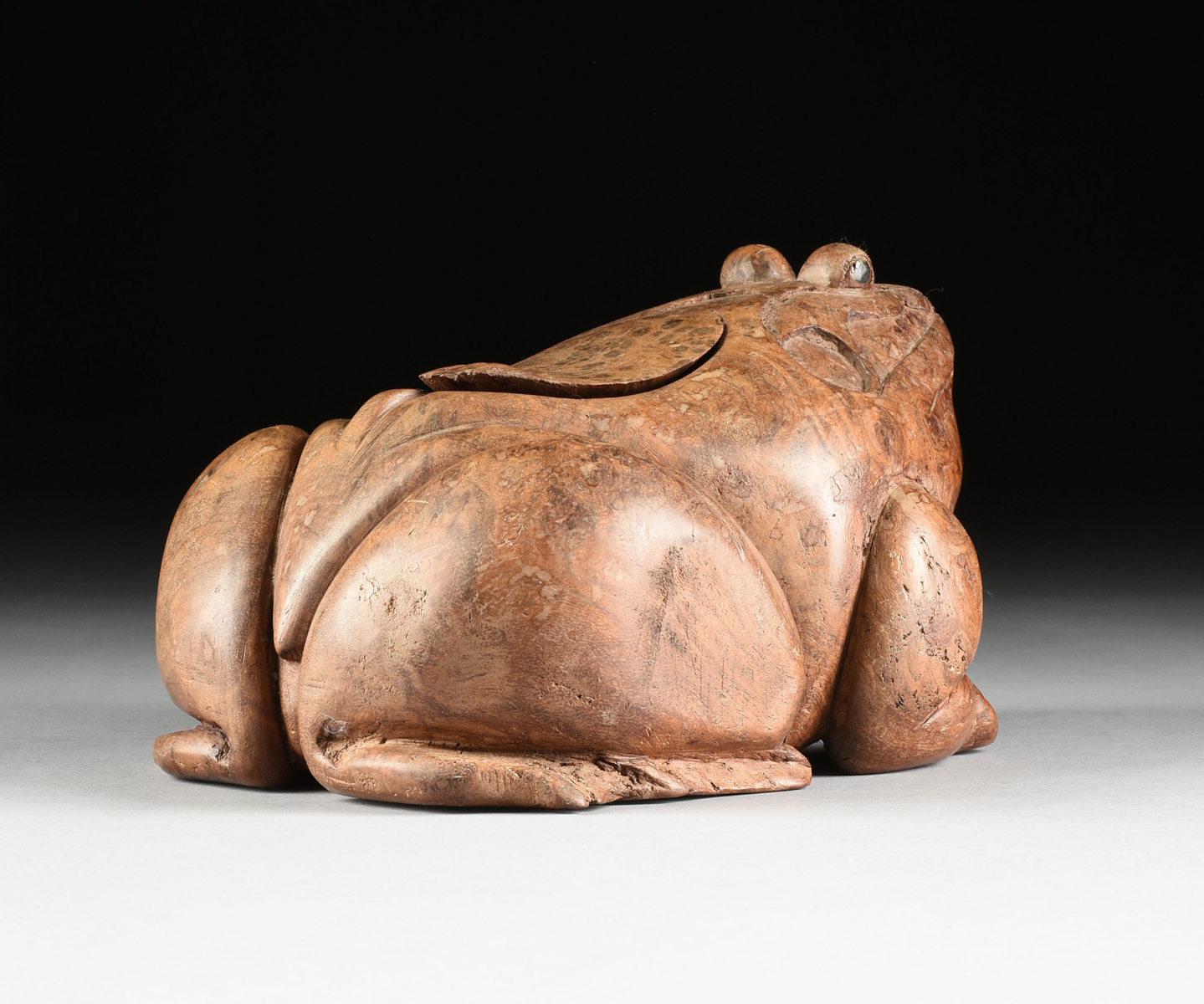 A SOUTH EAST ASIAN CARVED BURL WOOD FROG FORM BOX, POSSIBLY INDONESIAN/VIETNAMESE, 20TH CENTURY, - Image 7 of 10