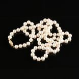 A 14K YELLOW GOLD AND PINK PEARL MATINEE LENGTH NECKLACE, 20TH CENTURY, 97 very pale pink pearls
