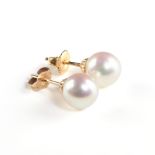 A PAIR OF VINTAGE 14K YELLOW GOLD AND PALE PINK PEARL STUD EARRINGS, 8mm pearls with floriform