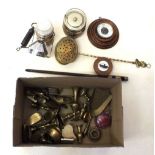 A box of miscellaneous brass and metal ware