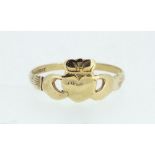 A 9ct gold ladies claddagh ring - size L-M