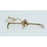 A 9ct gold riding crop and horse head stock pin, 3.1g