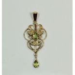 A 9ct gold peridot and seed pearl pendant, 2g