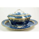 An 18th century Caughley blue and white sauce tureen and stand decorated with The Conversation