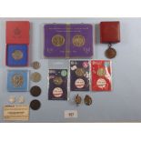 Miscellaneous lot of coinage/medals etc, Including: Isle of Man commemoratives Queen Mother 1980,