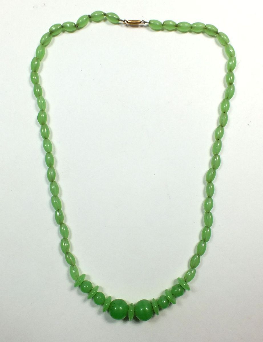 A carved jade bead necklace - Image 2 of 2