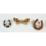 An 18ct gold horse shoe form brooch, set split pearls and banded agates 2cm x 1.8cm ,2.6g, a