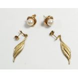 A pair of pearl and 18ct gold stud earrings together with a pair of 9ct gold feather earrings, gross