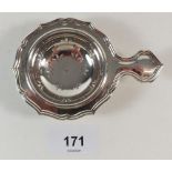 A silver tea strainer, Birmingham 1967 - 32g