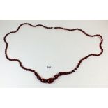 A cherry amber bead necklace, 82g