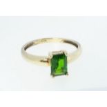 A 9 carat gold ring set rectangular cut green stone, size O, 1.8g