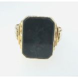 A 14 carat gold gents ring set bloodstone, 48g, size V