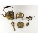 A group of brass including Felix the Cat trivet, kettle, brass lizard, two door knockers etc.