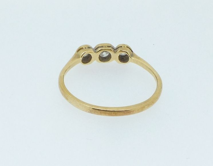 An 18 carat gold three stone diamond ring, size O, 1.8g - Image 2 of 2