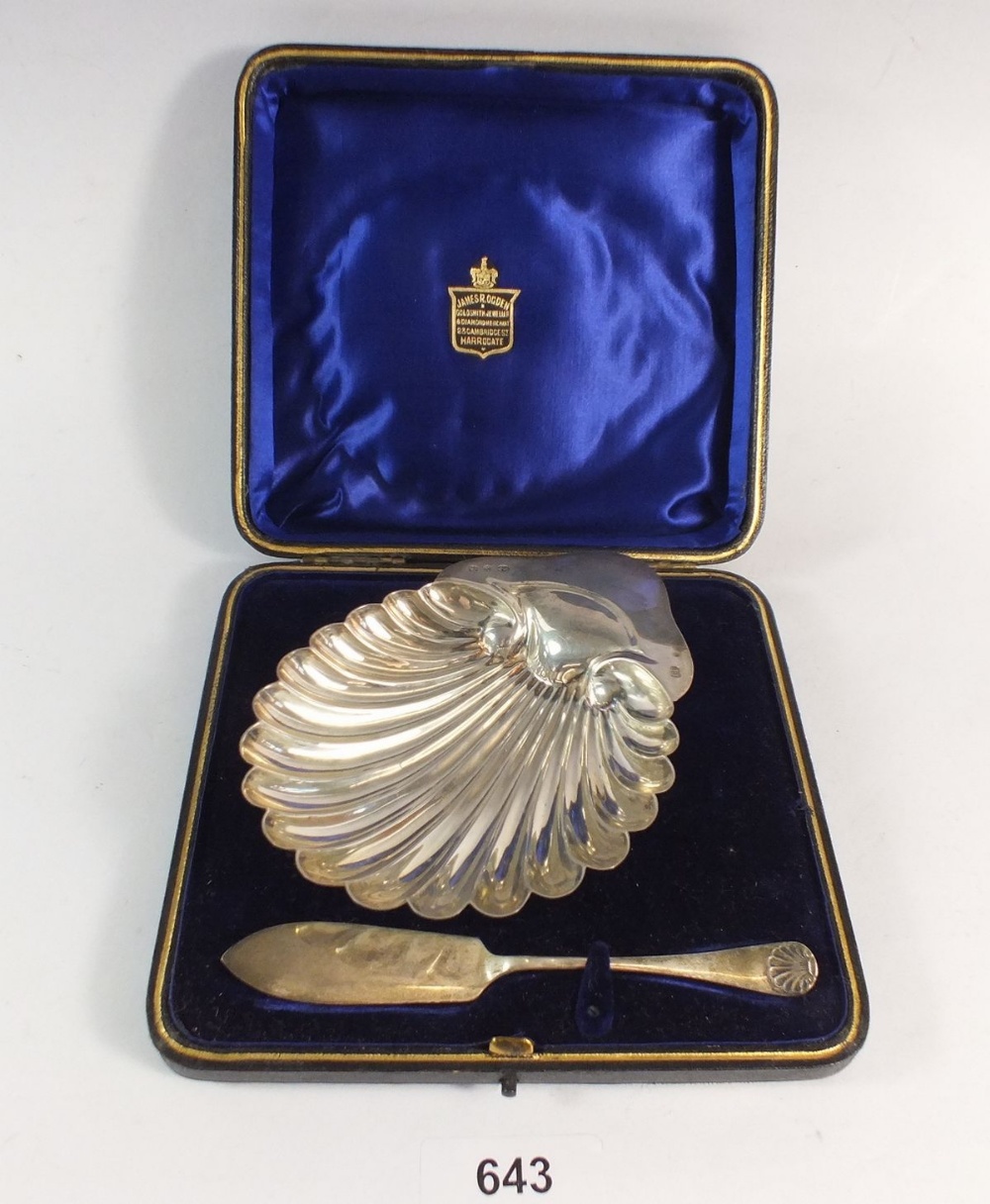 A silver shell form butter dish and knife, boxed, Birmingham 1897, 73g