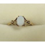 A 9 carat gold opal ring, size M, 1.4g