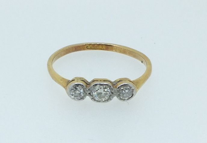 An 18 carat gold three stone diamond ring, size O, 1.8g