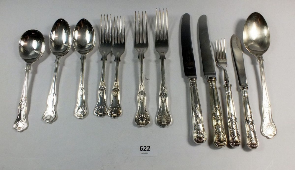 A good quality King's pattern silver plate matched cutlery set comprising: eight dinner knives,