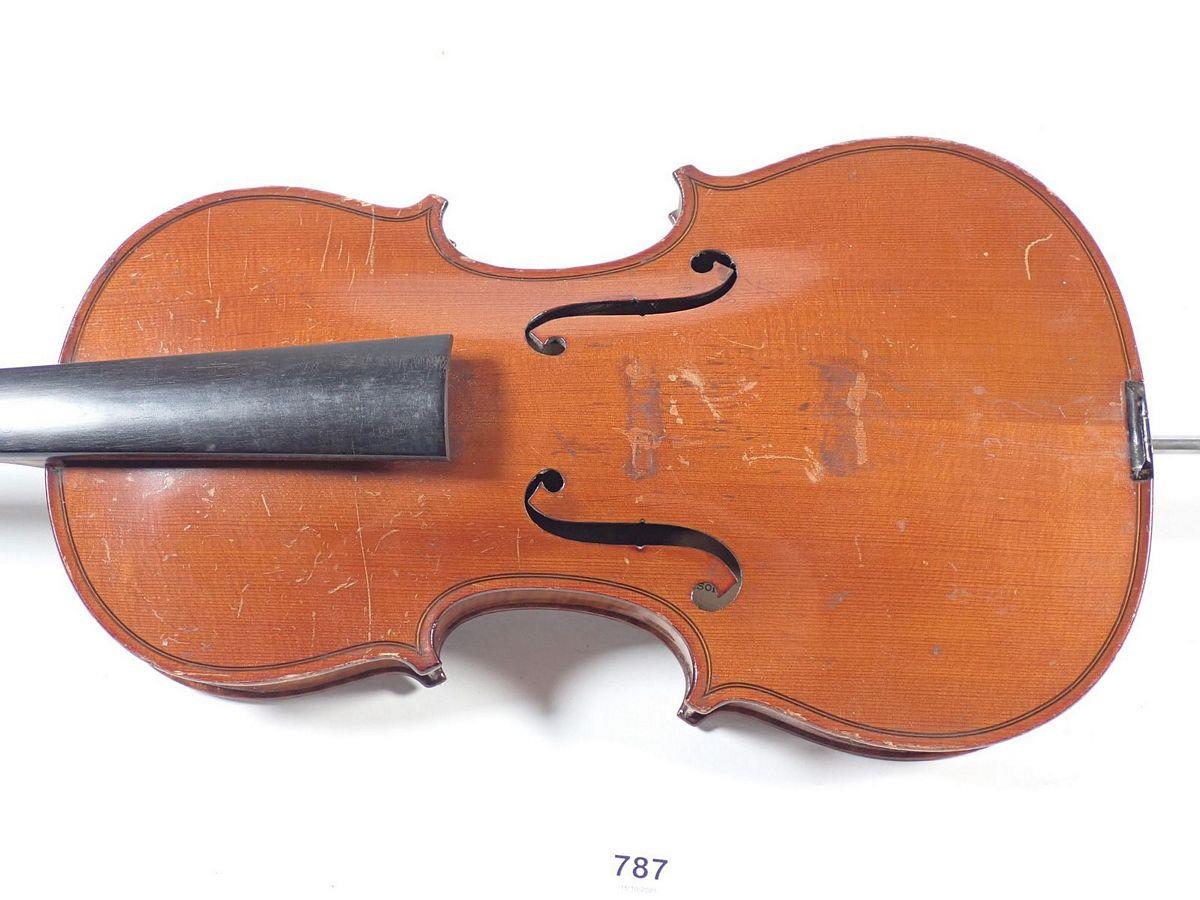 An early 20th century French violin by Francois Barzoni with label 'Manufacture special de la Maison - Image 2 of 13