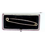 A 9 carat gold stick pin, 5g, cased