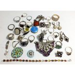 Assorted silver jewellery, 225g