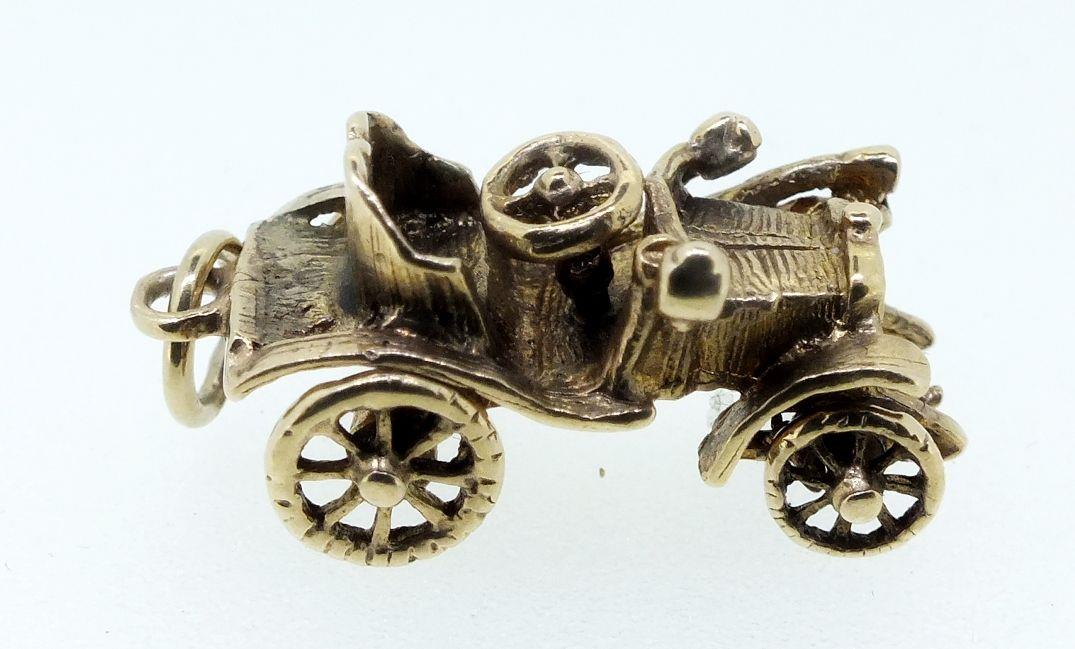 A 9 carat gold charm in the form of a car, unmarked but tested, 4.3g - Image 2 of 2