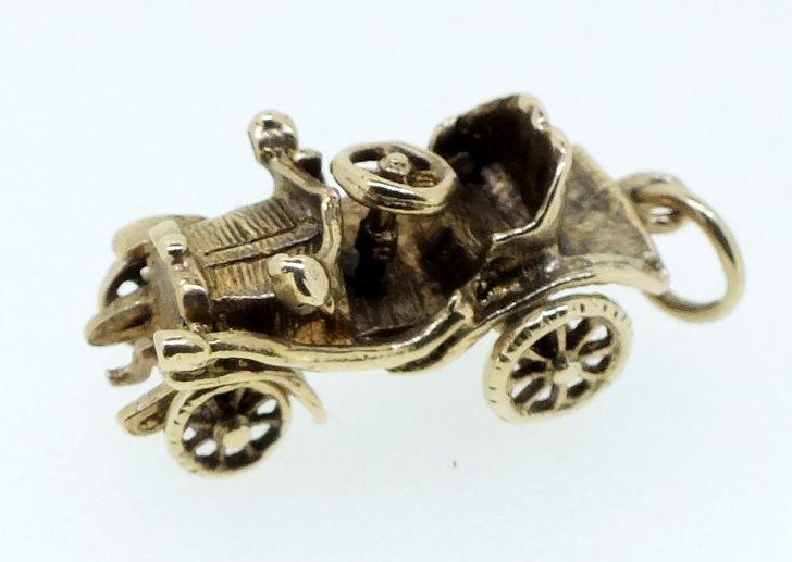 A 9 carat gold charm in the form of a car, unmarked but tested, 4.3g