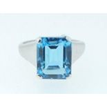 A 9 carat white gold ring set blue topaz, size M/N