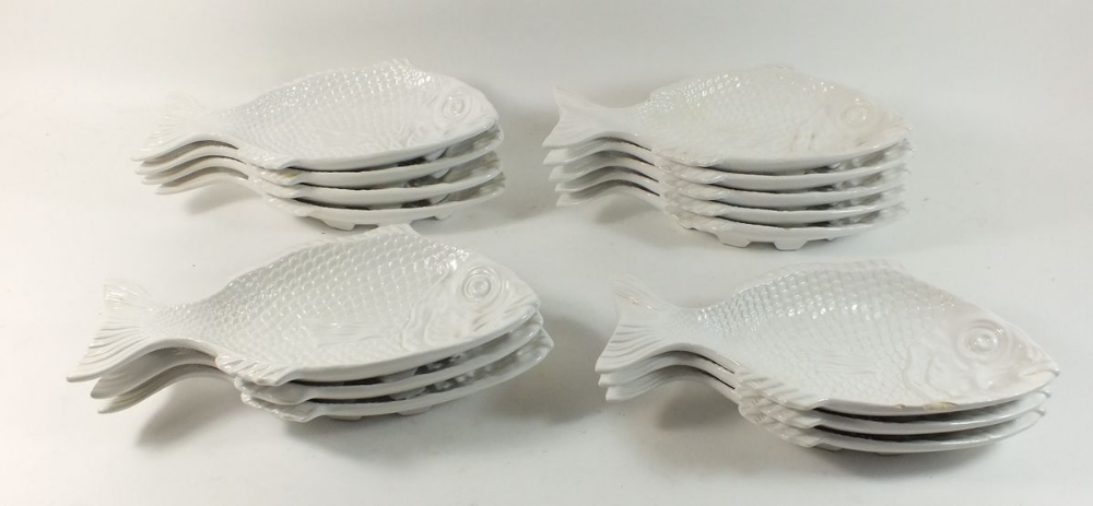 A set of fifteen Portuguese Pinheiro fish form plates