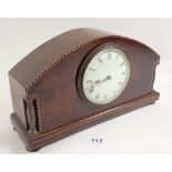 An Edwardian mahogany mantel clock with inlaid decoration, 25cm