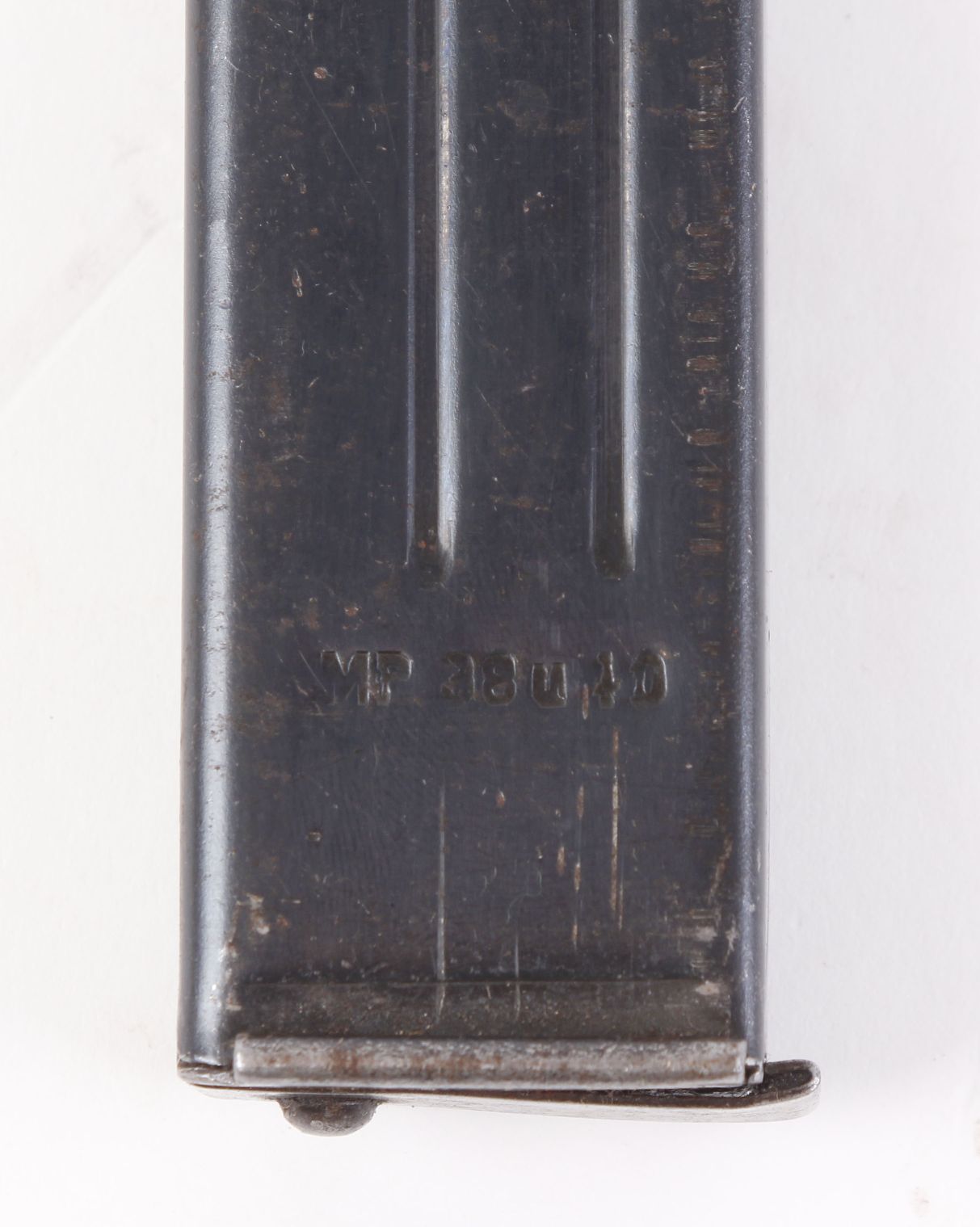 WWII: A 9mm MP38 / 40 machine gun magazine with waffenamt stamps, dated 1943 - Image 2 of 3