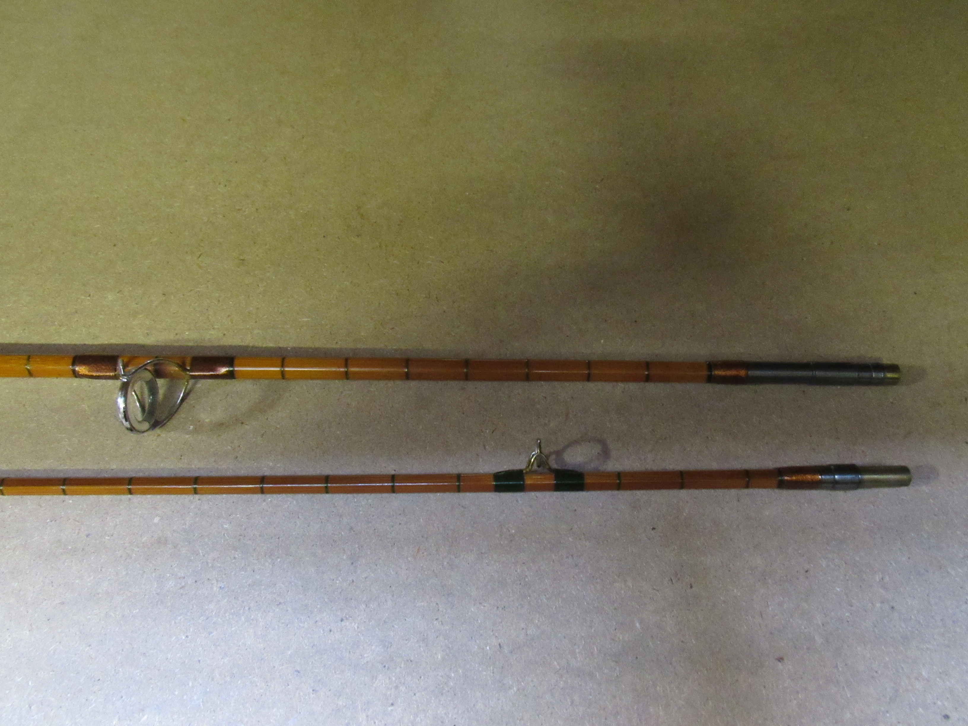 22 assorted fishing rods in slips incl. Shakespeare Mustang Beachcaster, and others - Image 6 of 13