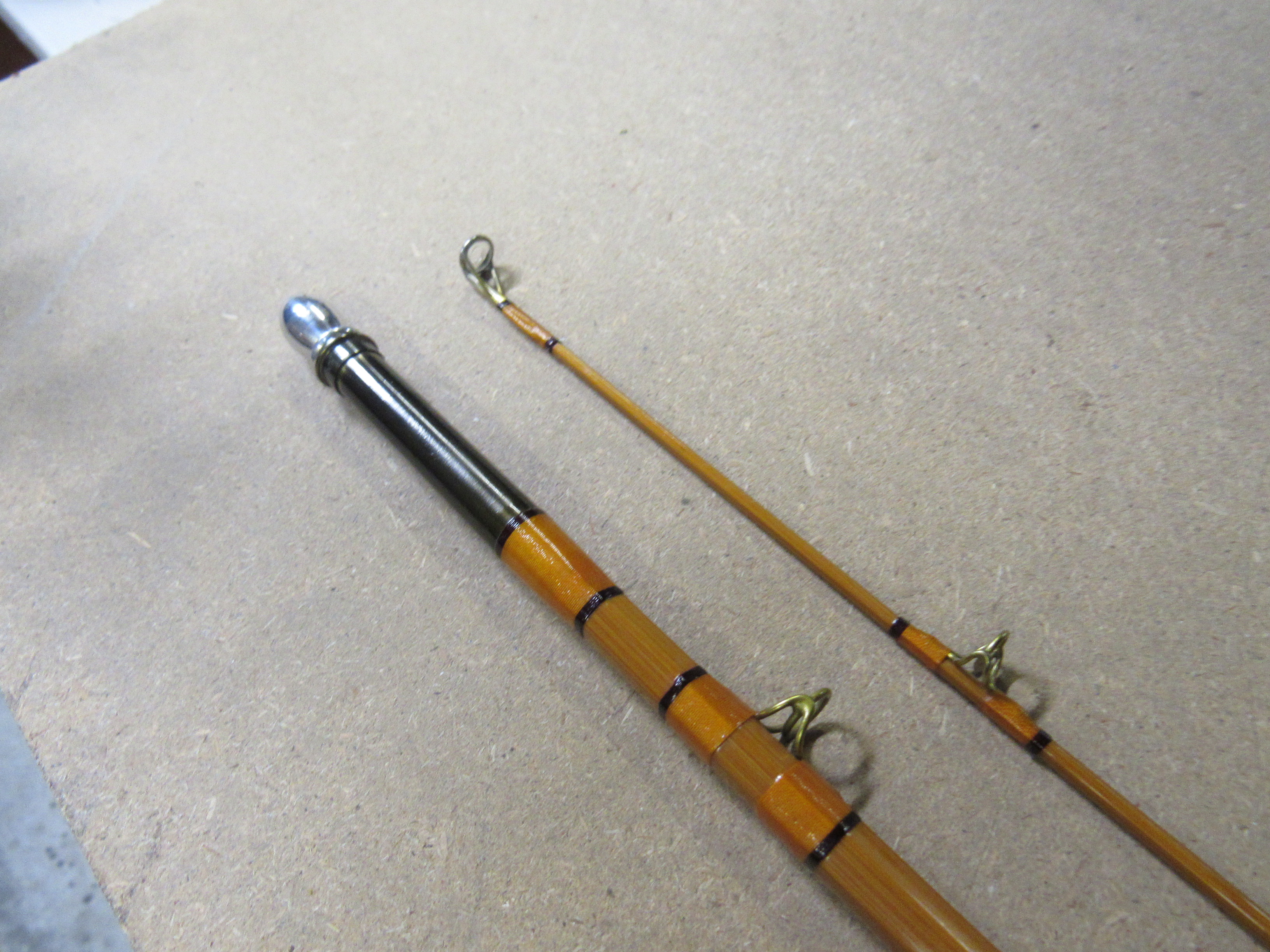 22 assorted fishing rods in slips incl. Shakespeare Mustang Beachcaster, and others - Image 5 of 13