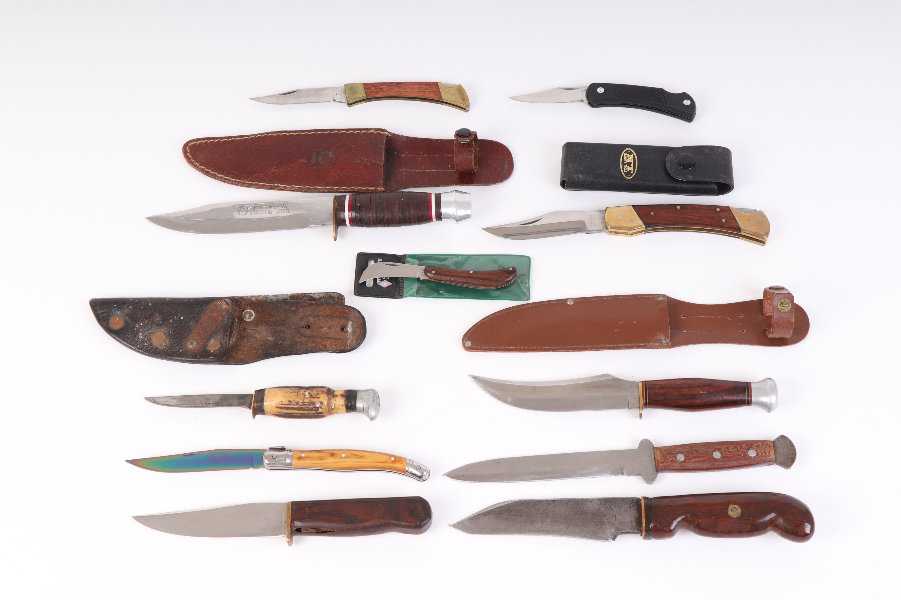 Various sheath knives, folding pocket knives, etc.