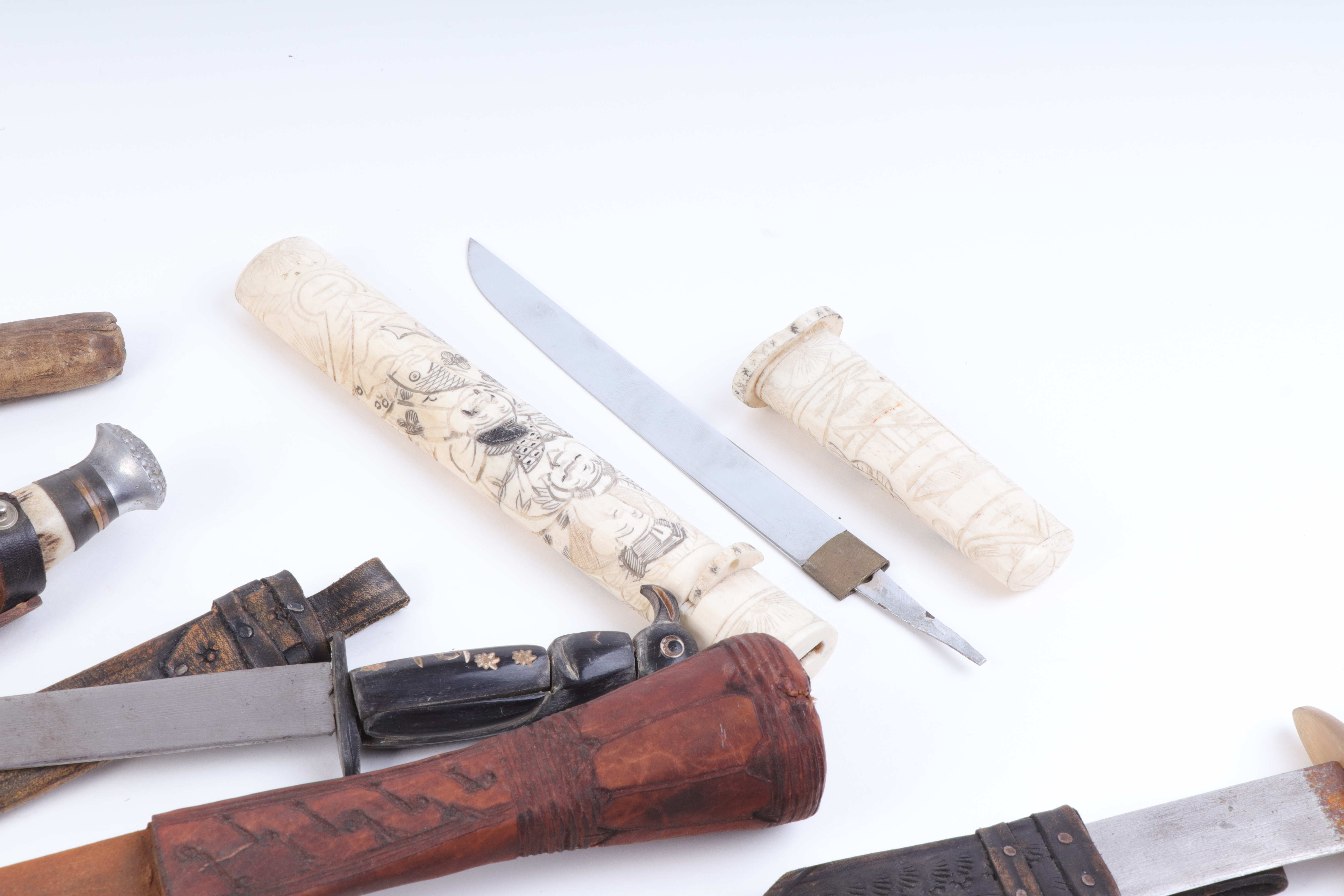 Seven various knives incl.: 4½ ins blade with ebony carved bird handle, in leather sheath, and 10¾ i - Image 2 of 4