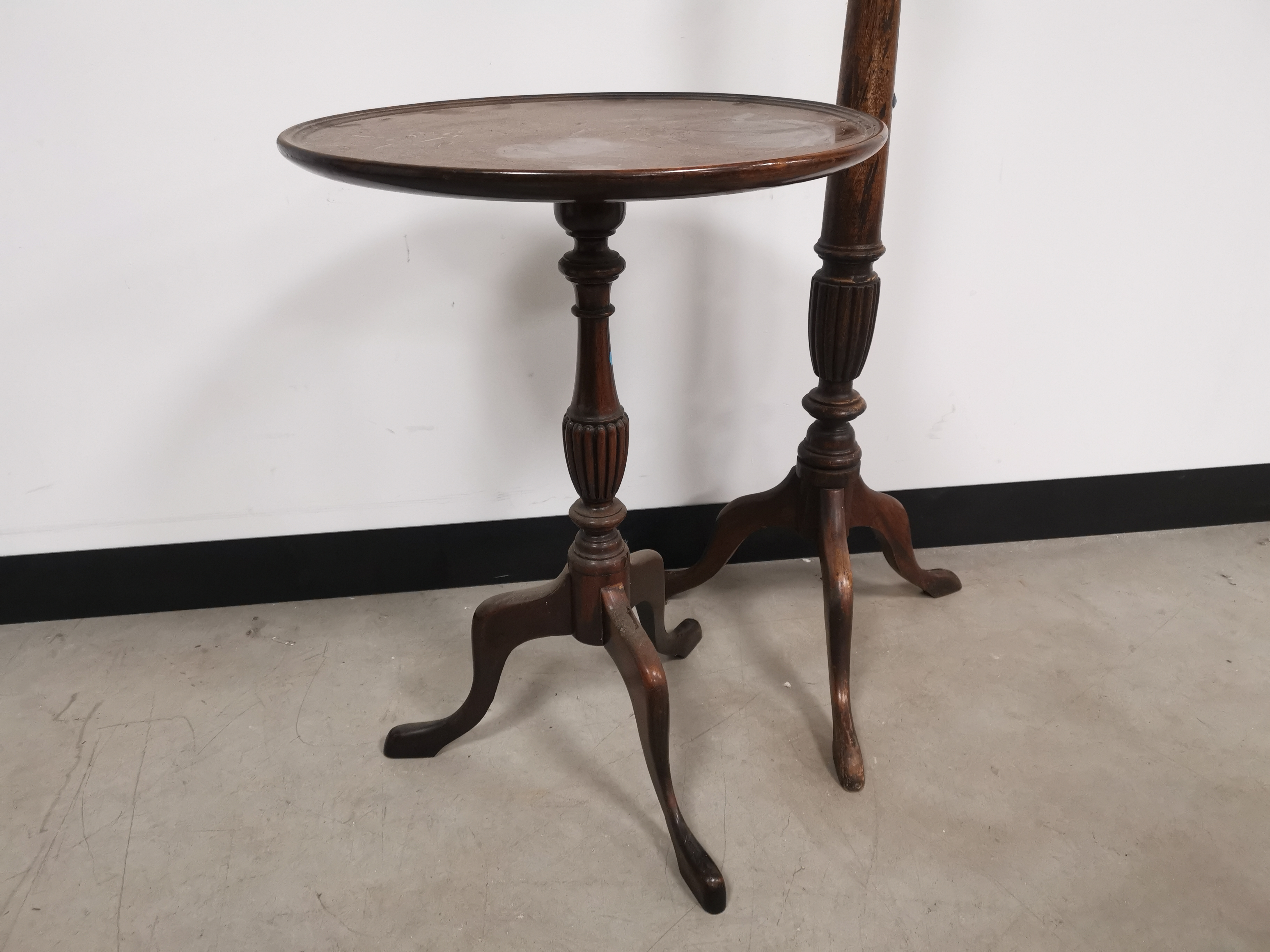 A Georgian mahogany circular occasional table, 46cm x 64cm, together with a jardinière stand of - Image 2 of 3