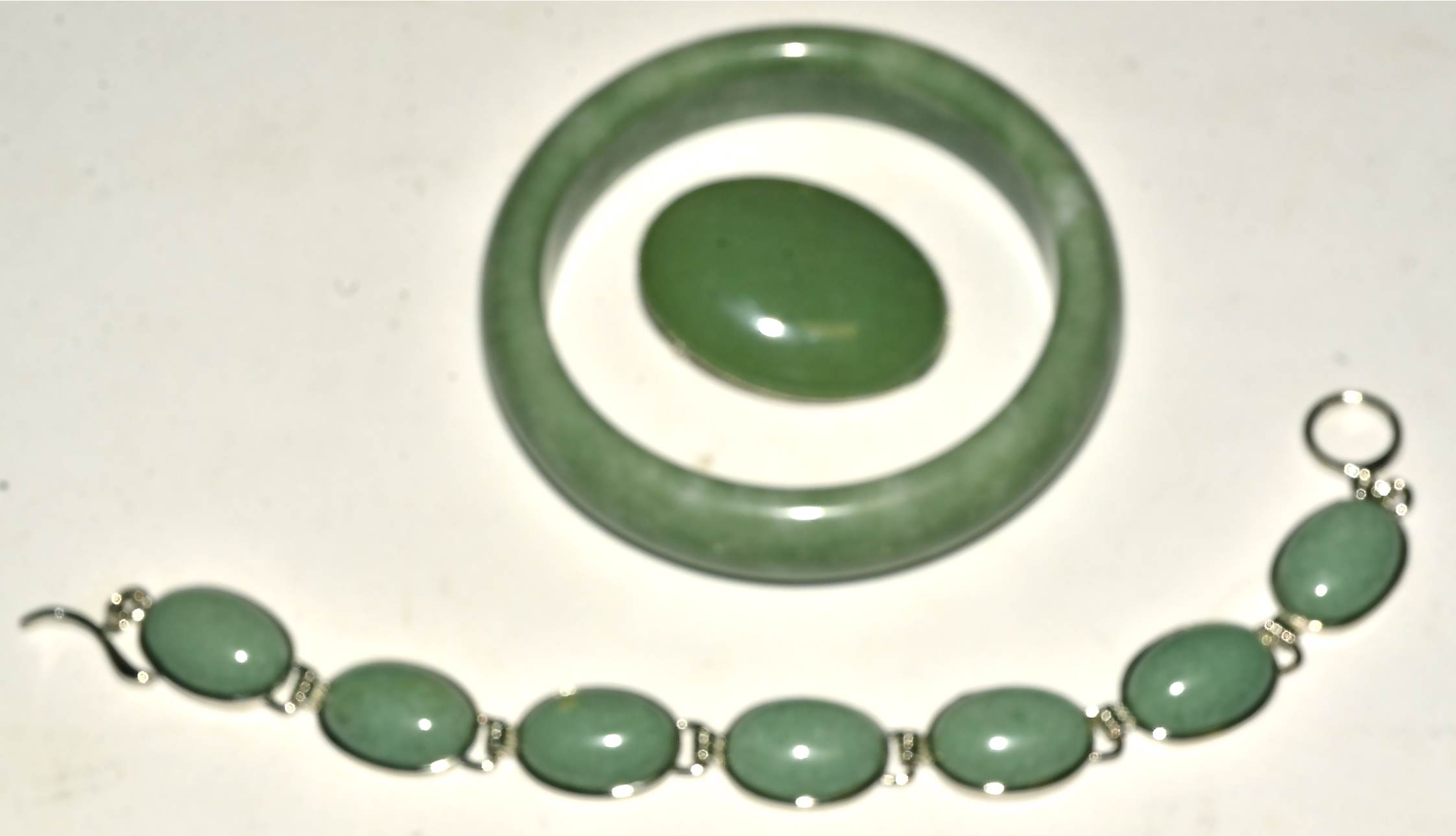A hardstone bangle, together with a similar brooch and bracelet (3) - Image 3 of 3