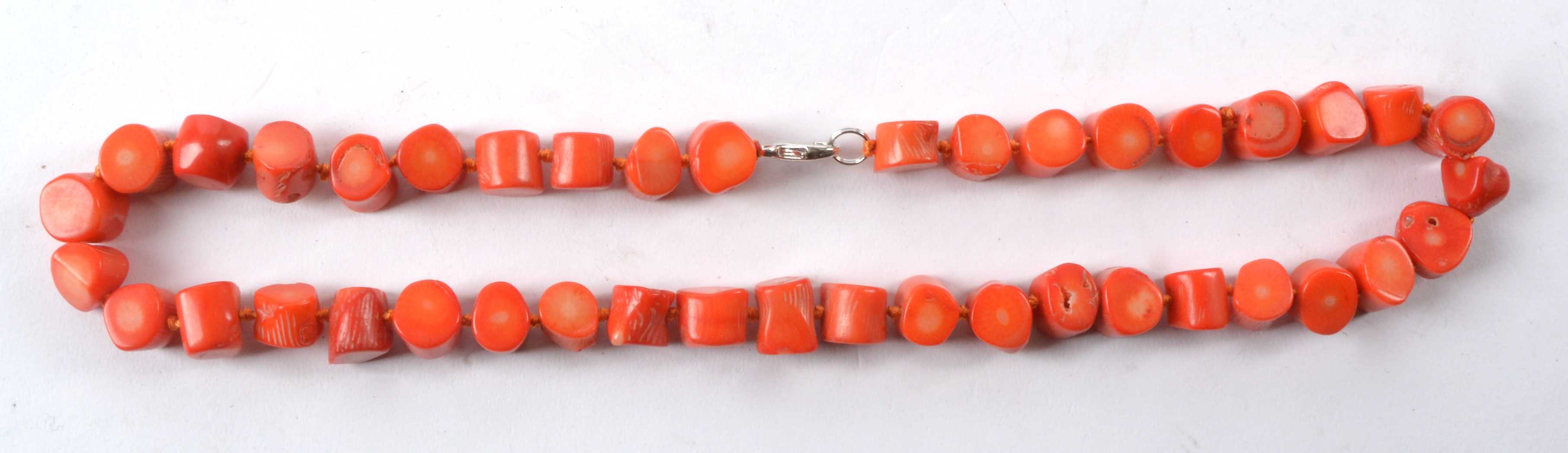 A polished coral necklace with near cylindrical beads, length 24cm - Image 3 of 3