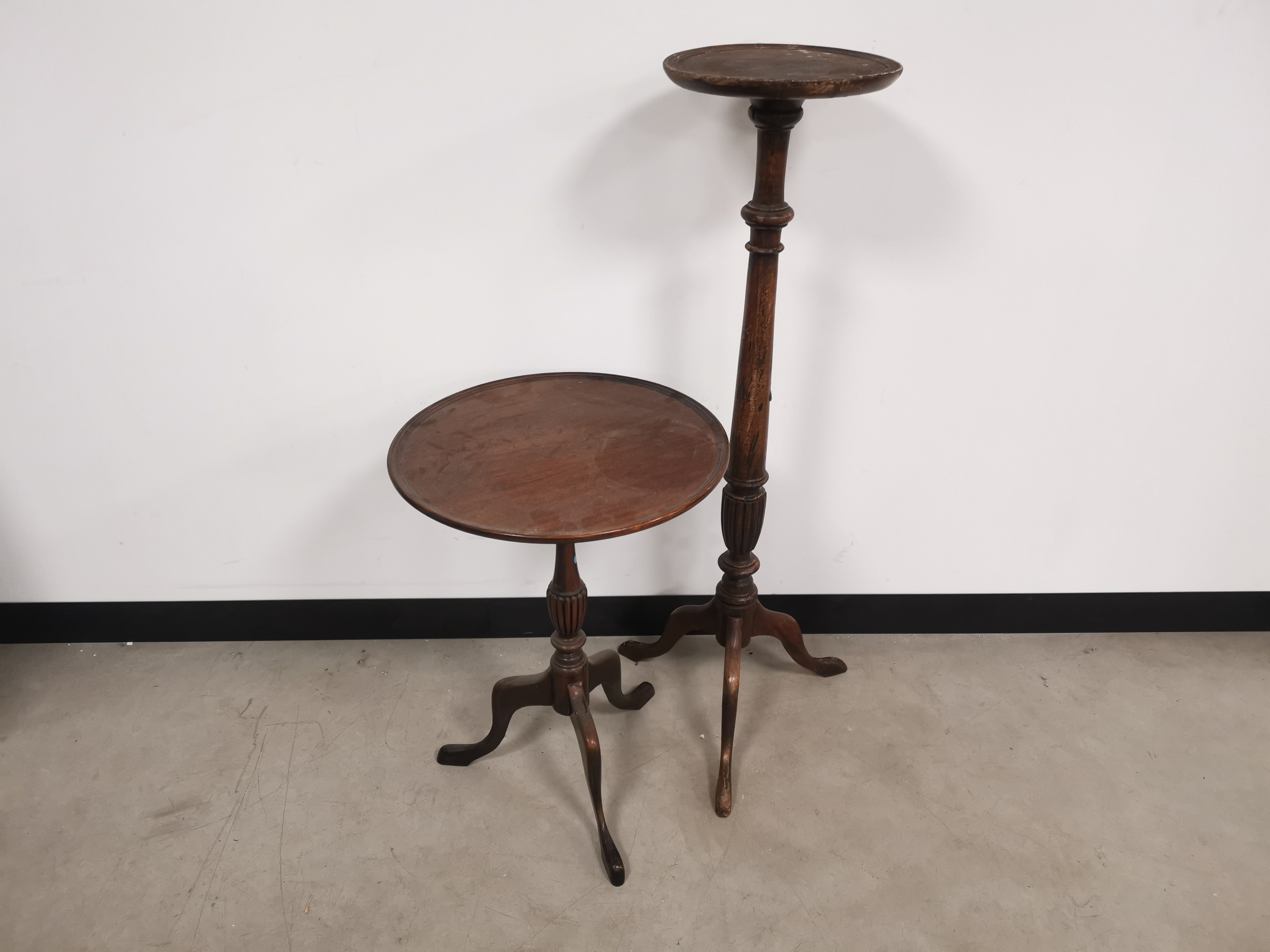 A Georgian mahogany circular occasional table, 46cm x 64cm, together with a jardinière stand of