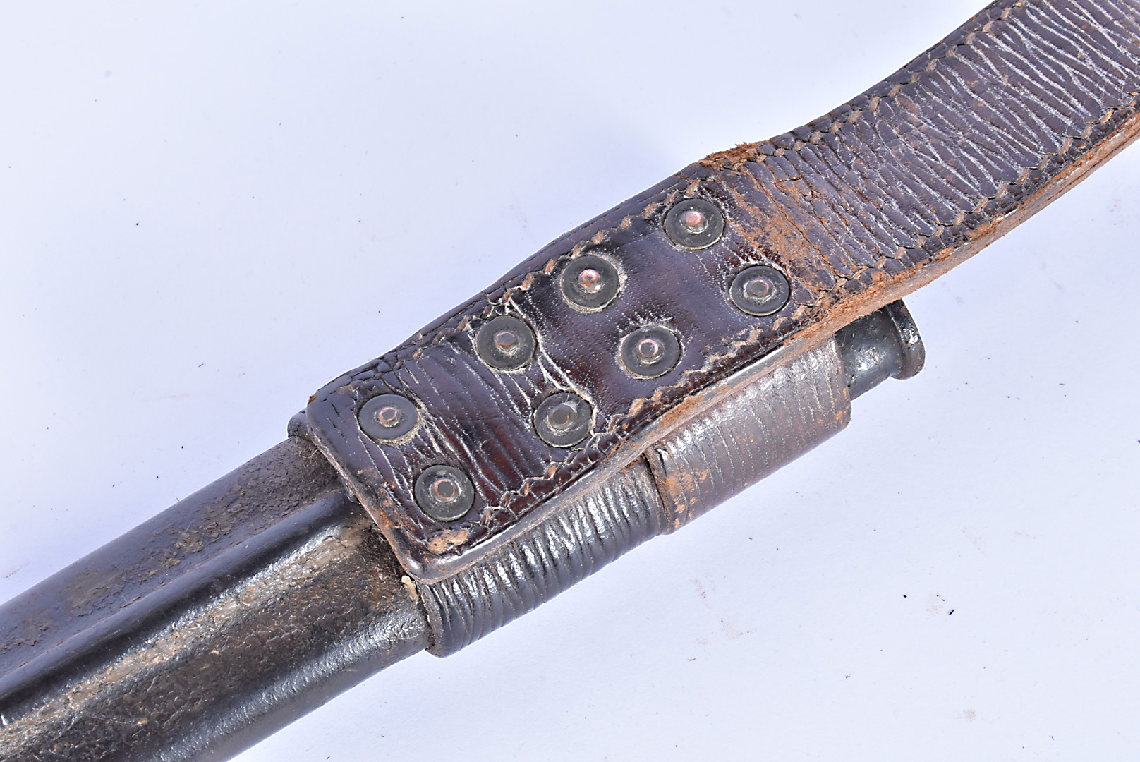 A US Remington 1917 bayonet and scabbard, marked to the single fullered blade, with leather and - Image 4 of 4