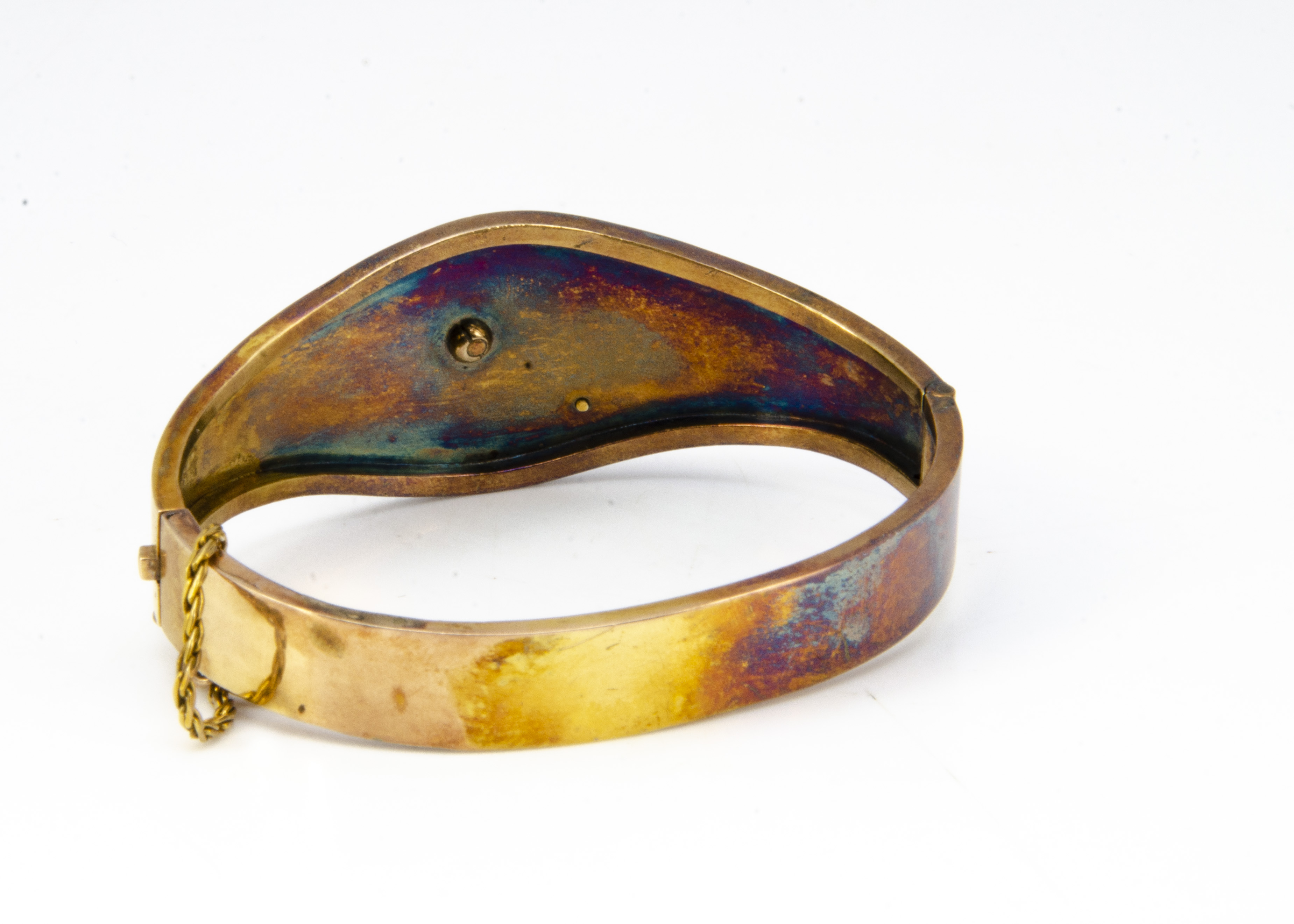 An Edwardian yellow metal and turquoise bangle, the ovoid hinged top with central decoration of - Image 2 of 2