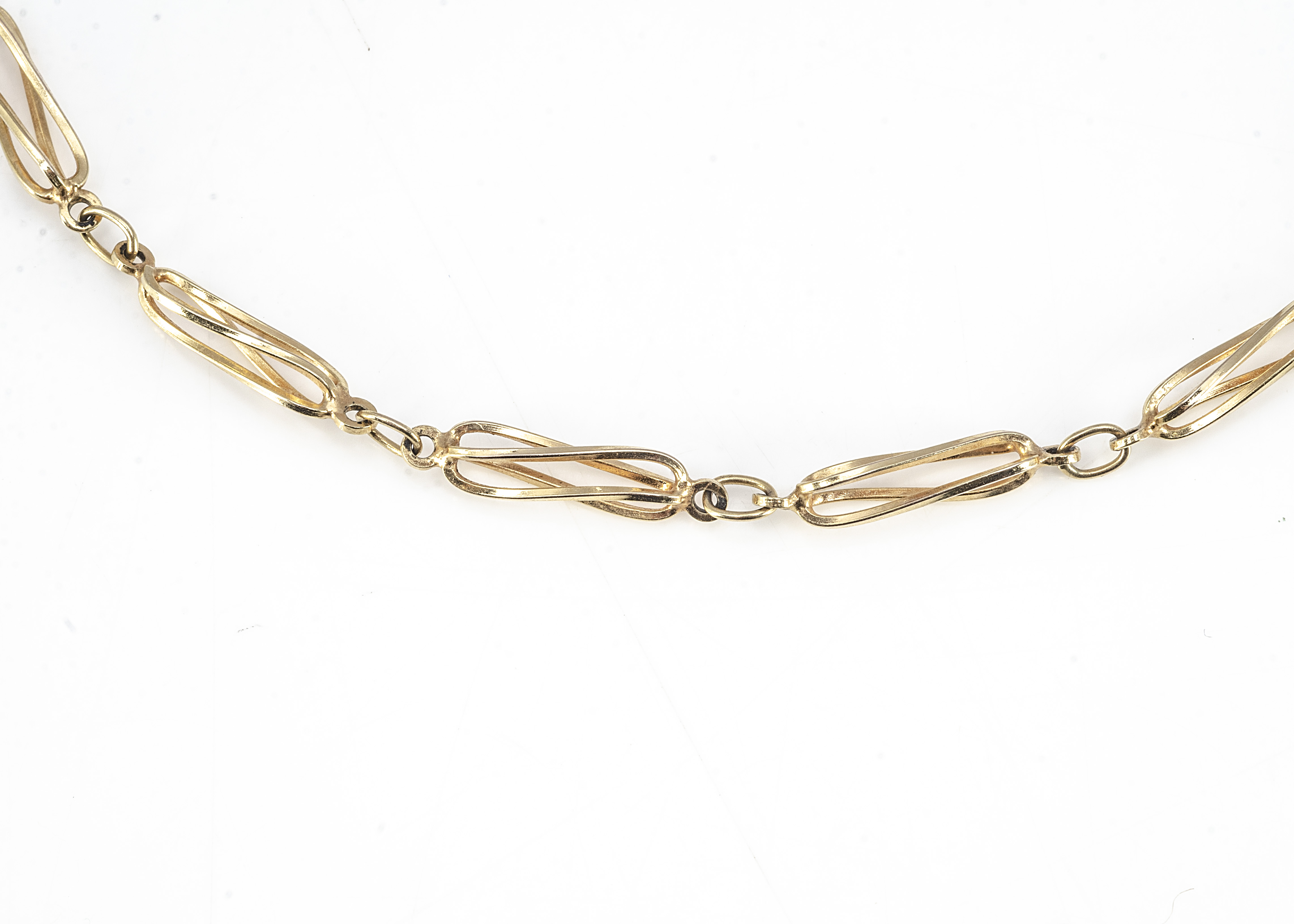 A 9ct gold necklace, comprising ovoid twisted links with barrel snap clasp, 50cm, 9.6g - Image 2 of 2
