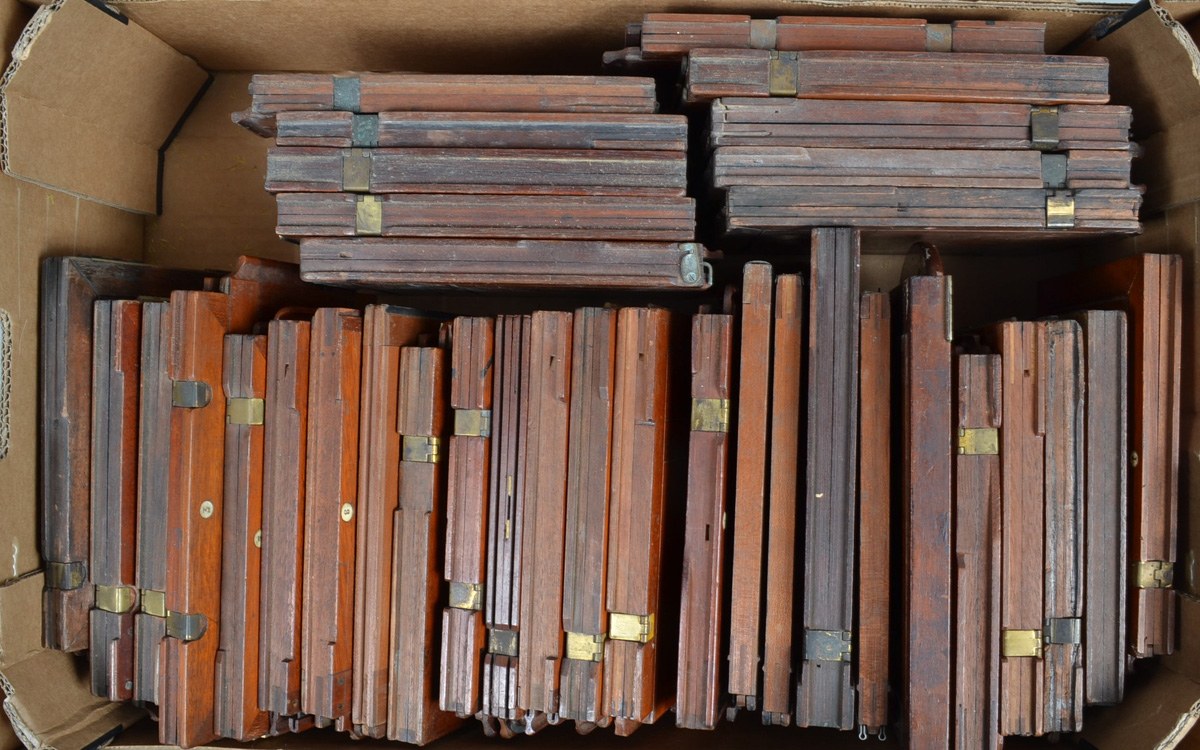 A Large Quantity of Mahogany DDS Plate Holders, mainly half plate (6½ x 4¾in), two Thornton